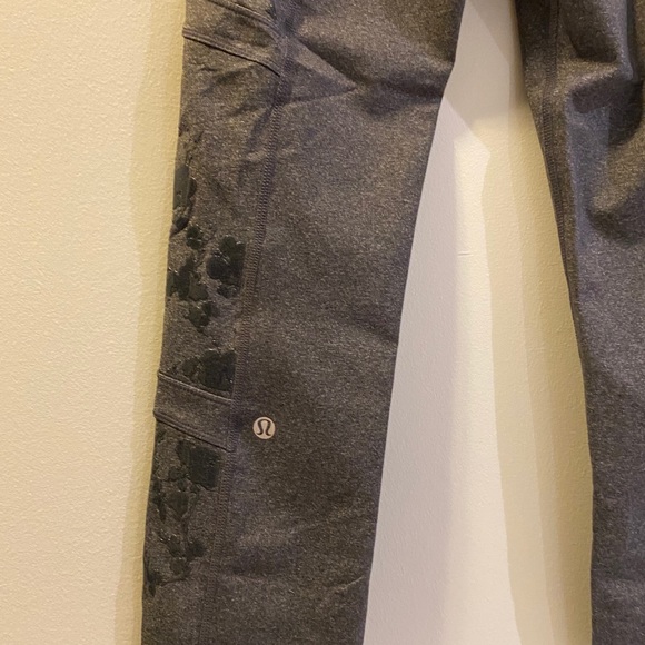 Lulu limited edition yoga grip crop size 4 - Picture 4 of 5